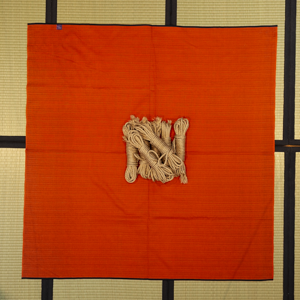 furoshiki_musubi_104_20358-301_navyblue-orange_ropes